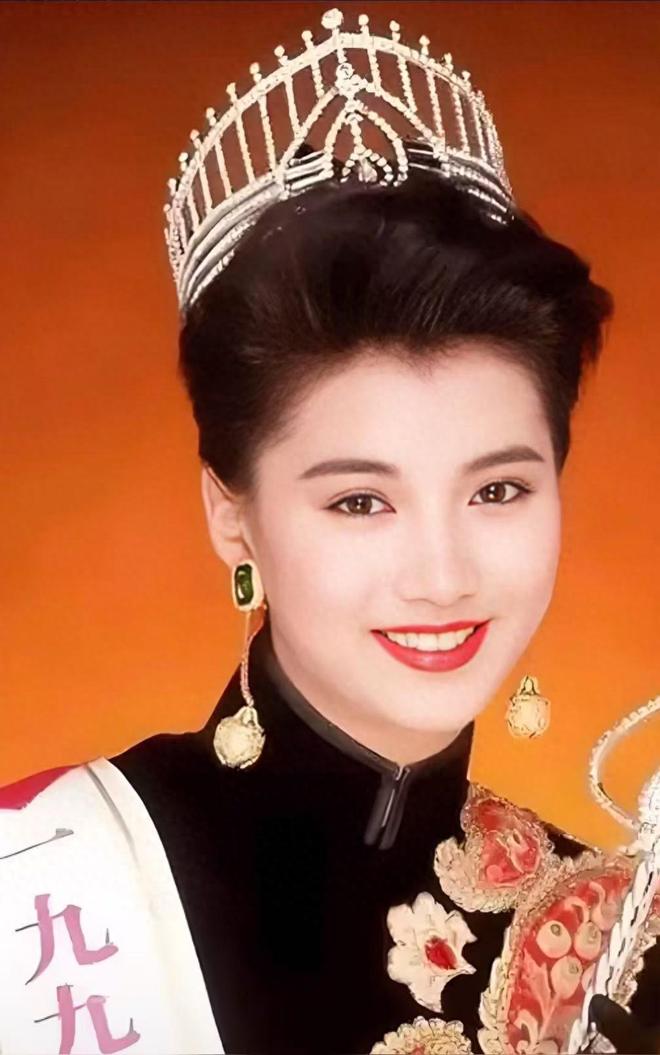 香港偶遇袁咏仪穿着朴素戴名贵首饰53岁的她也开始现老